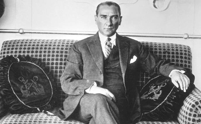 Atatürk'ün İkonik Şıklığı: Bir Milletin Öncüsünün Tarzı - AltınyıldızClassicsCase