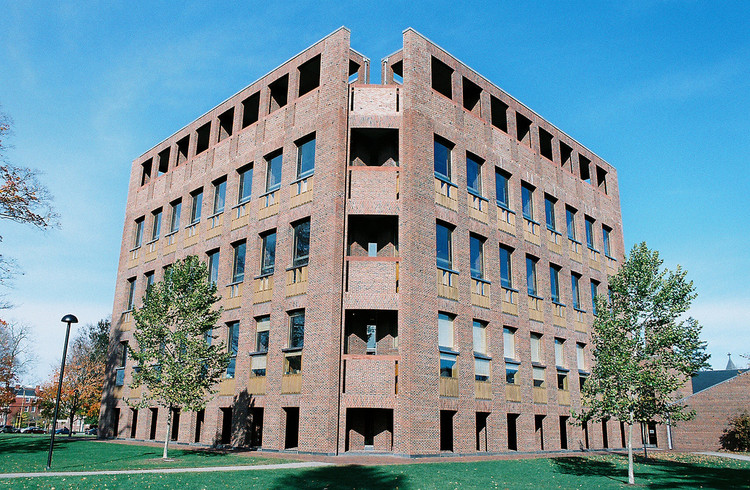 Malzemeyi İnsanlaştıran Mimar: Louis Kahn 