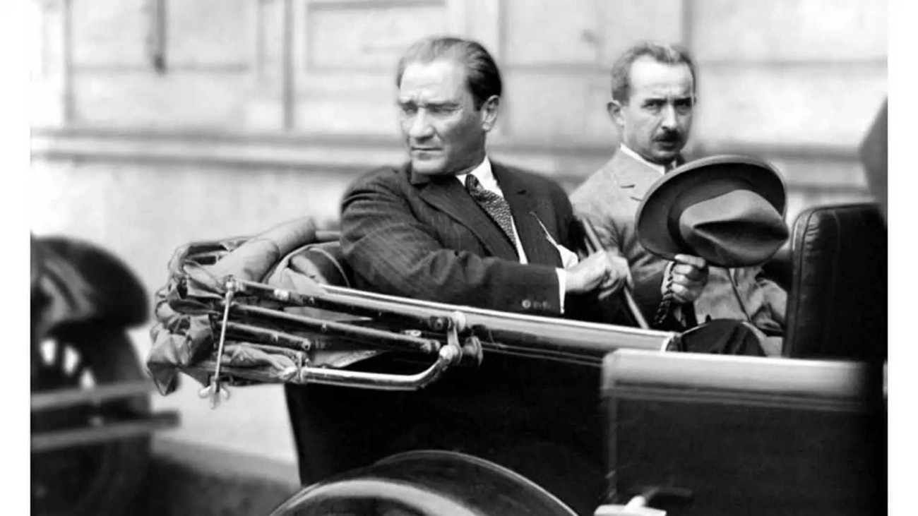 Atatürk'ün İkonik Şıklığı: Bir Milletin Öncüsünün Tarzı - AltınyıldızClassicsCase